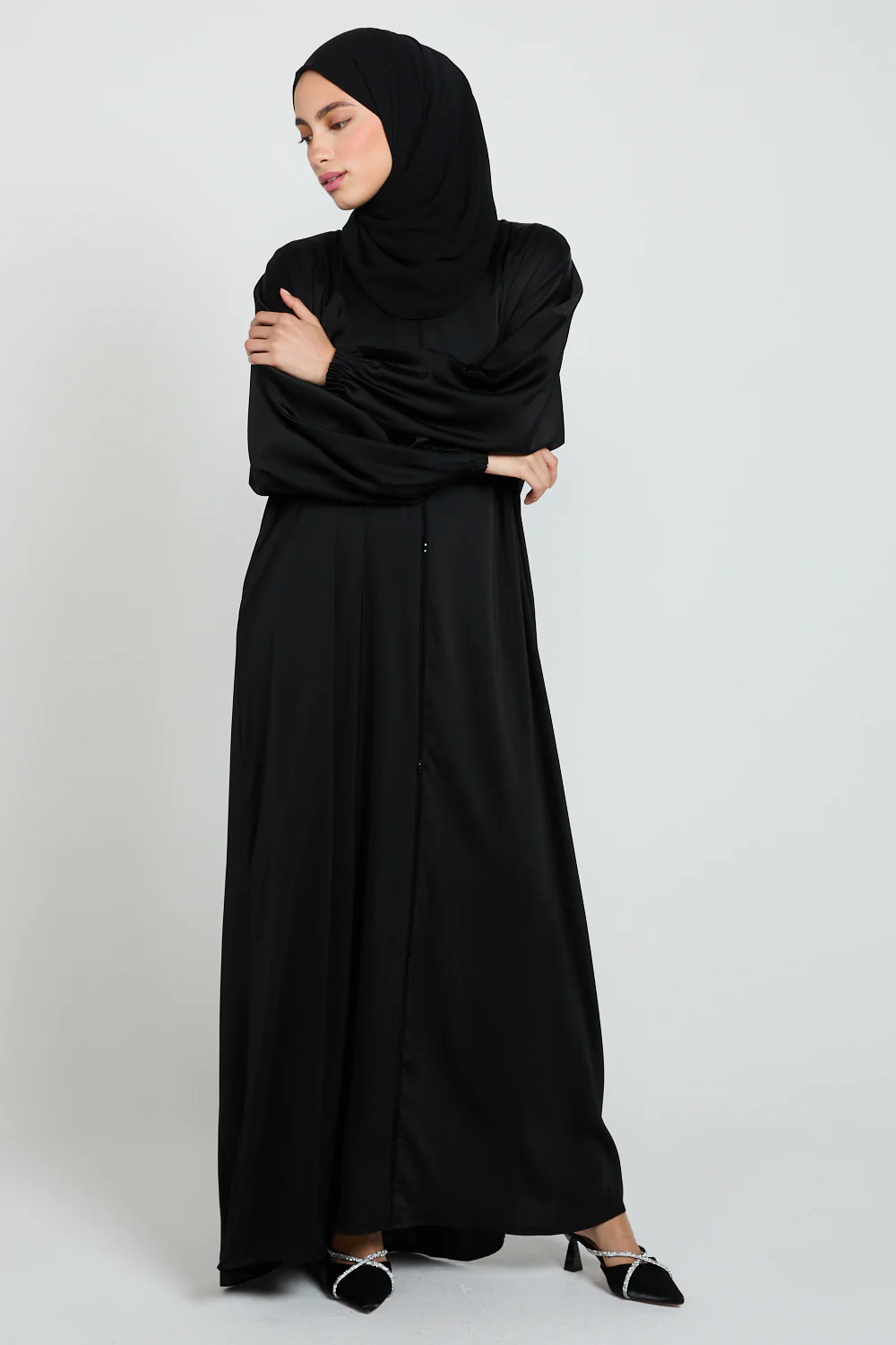 Classic Closed Abaya with Dainty Detailing - Black - Image 5