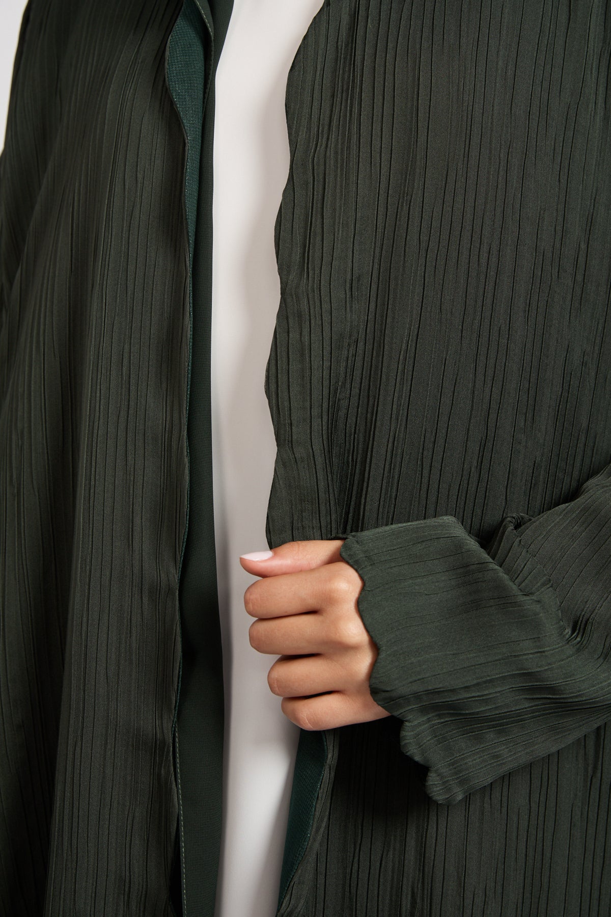 Luxury Scallop Textured Open Abaya – Forest Green - Image 5