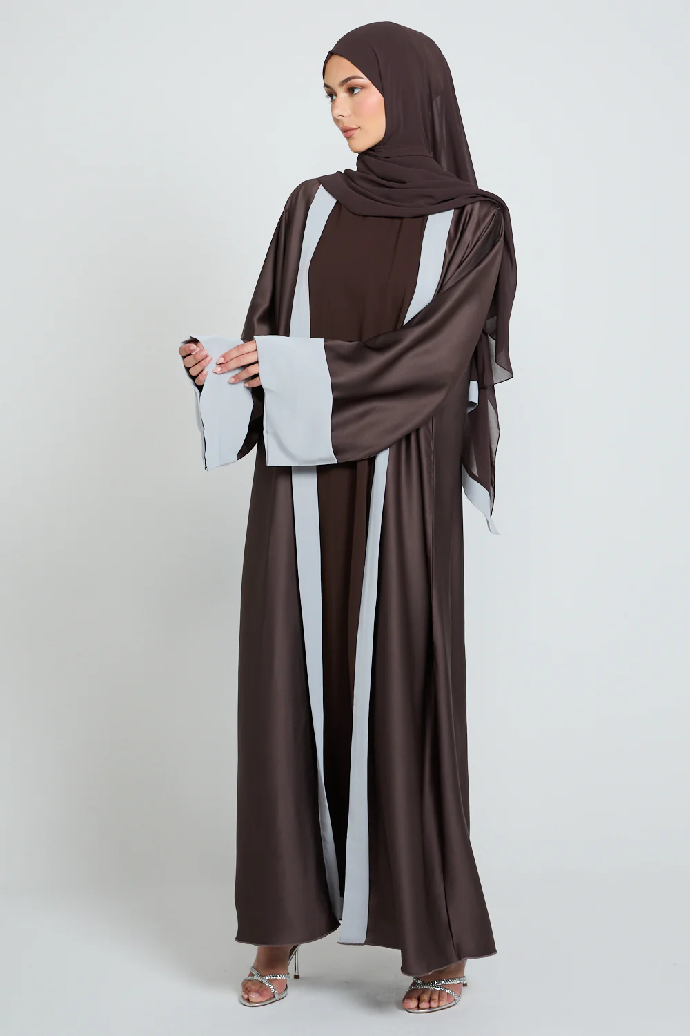 Premium Fig Noir Pearl Contrast Open Abaya - Image 5