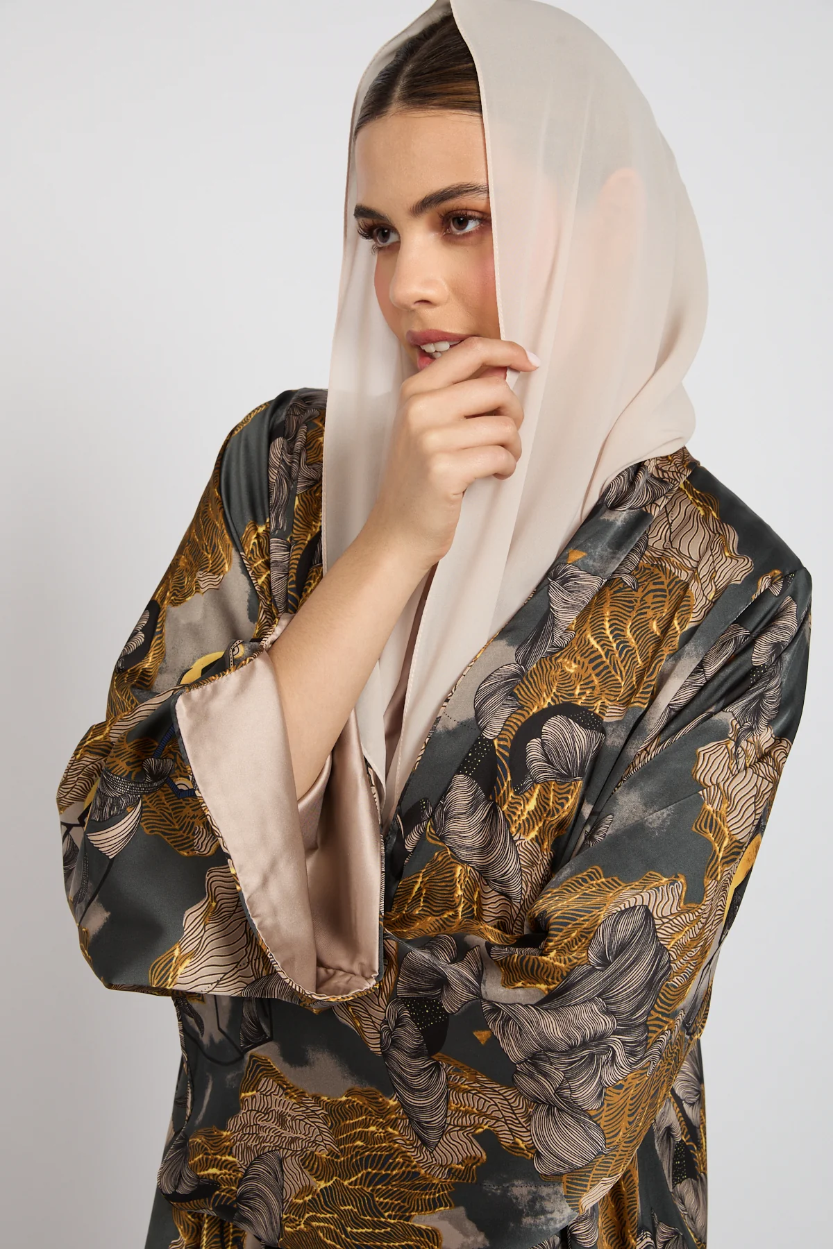 Premium Golden Eclipse Open Abaya - LIMITED EDITION - Image 2