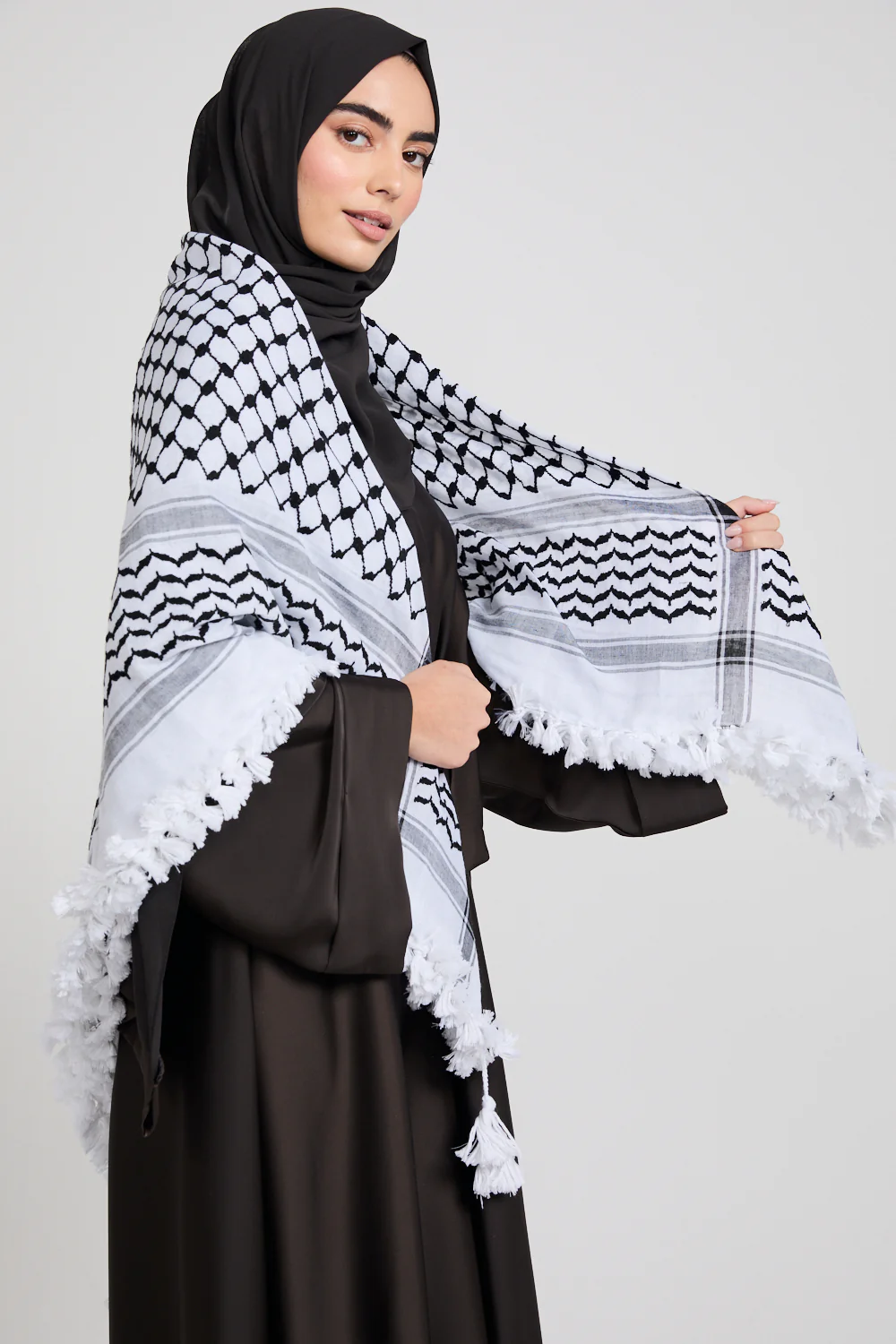 Premium Keffiyeh Scarf With Tassels- Black And White - Image 3