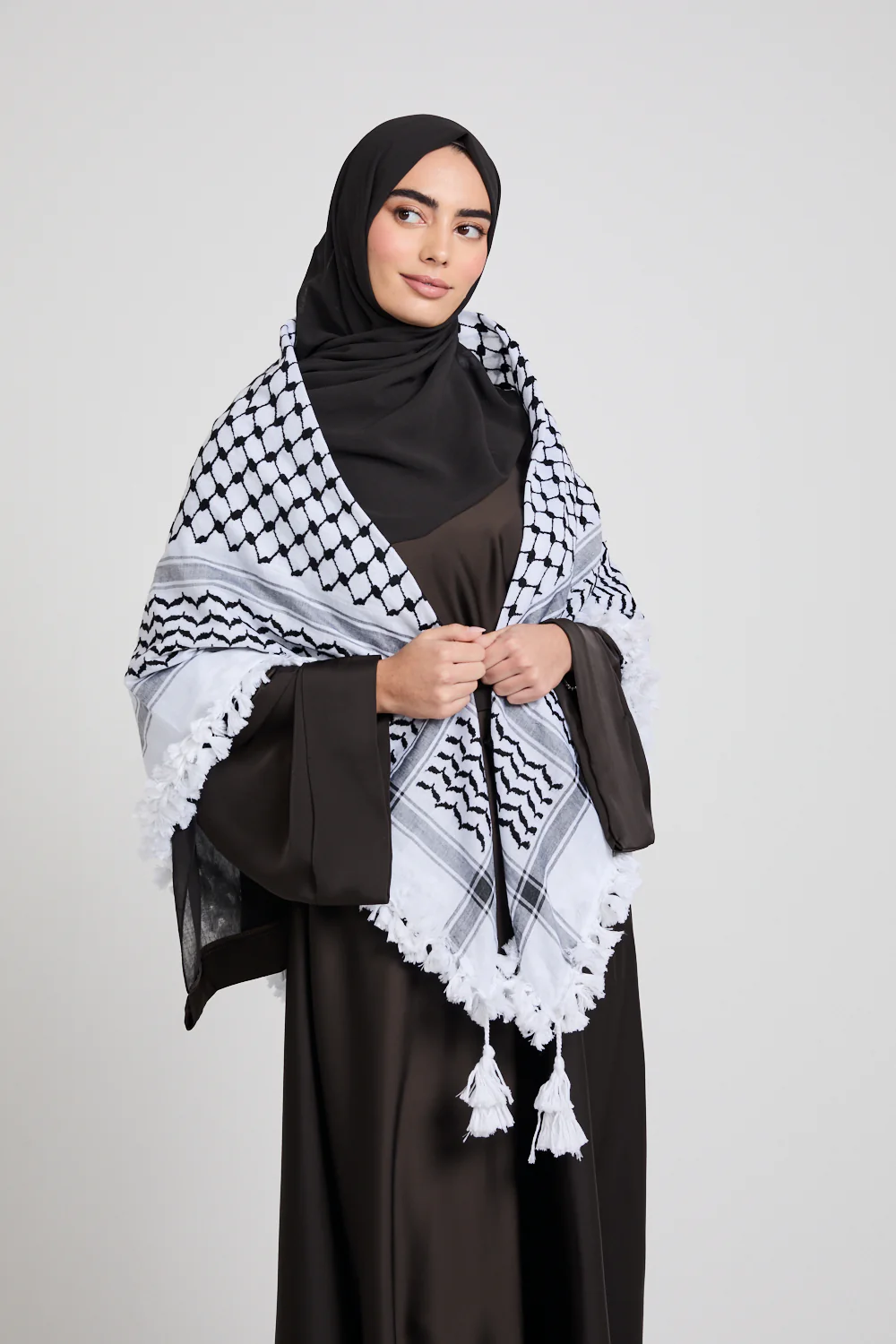 Premium Keffiyeh Scarf With Tassels- Black And White - Image 4