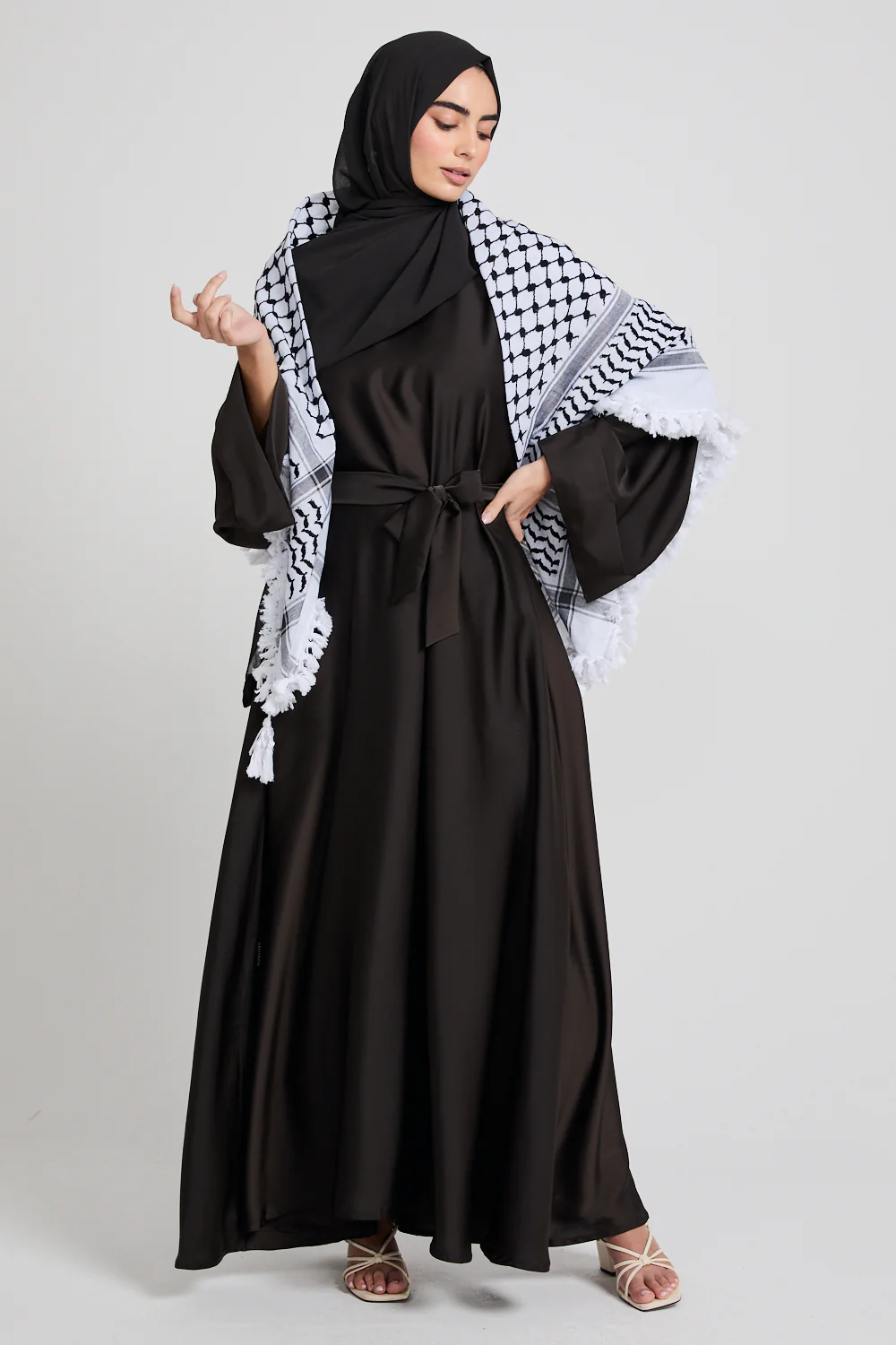 Premium Keffiyeh Scarf With Tassels- Black And White - Image 6