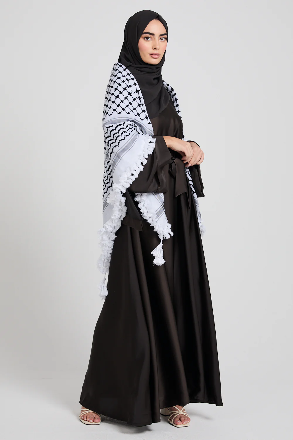 Premium Keffiyeh Scarf With Tassels- Black And White - Image 7