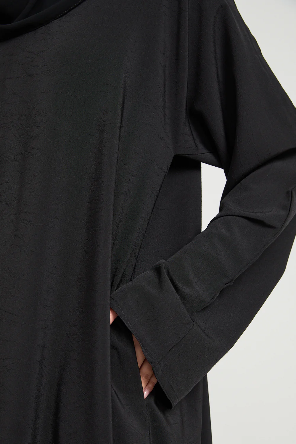 Premium Marble Crush Textured Closed Abaya With Pockets  – Black - Image 5