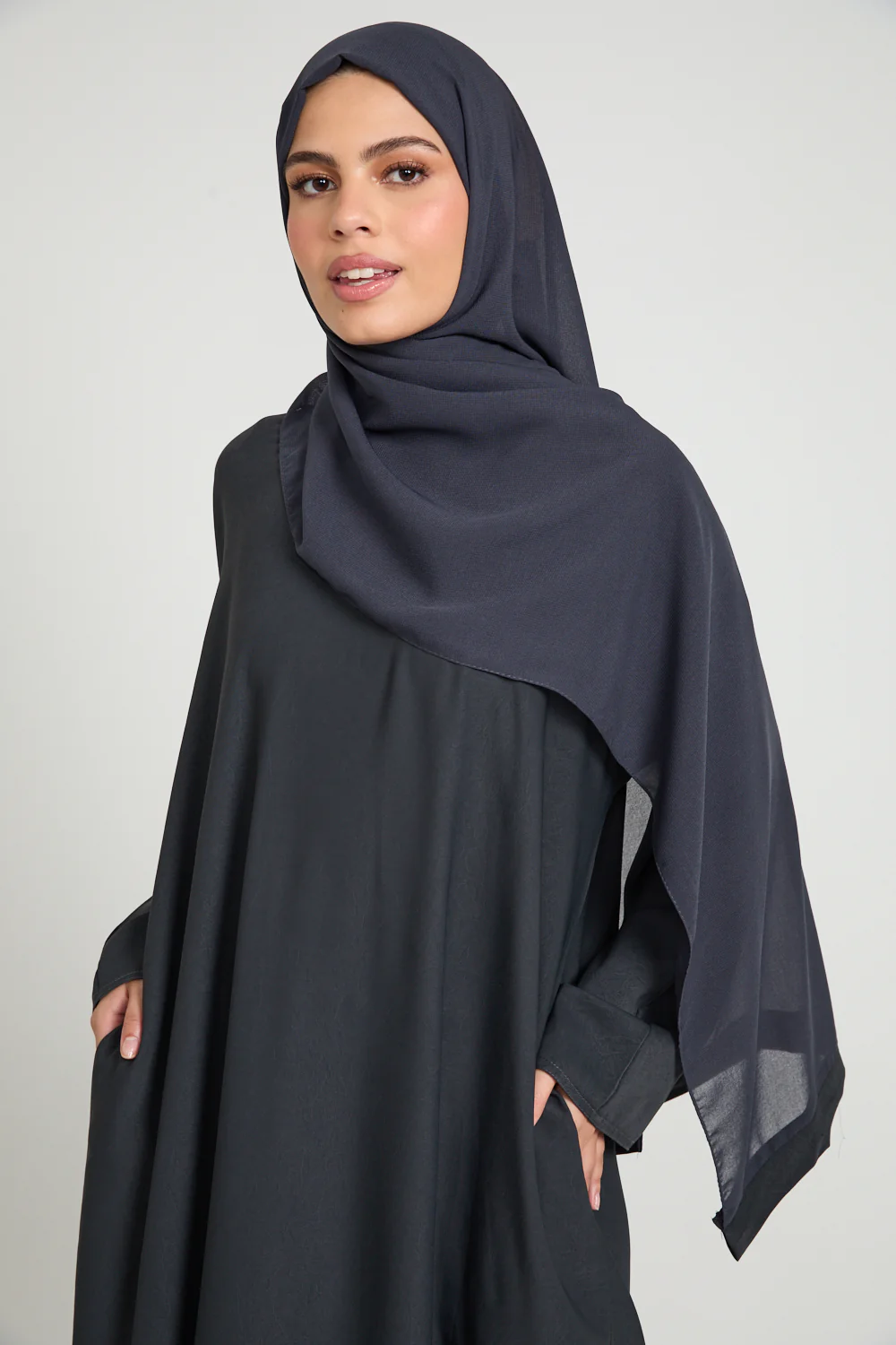 Premium Marble Crush Textured Closed Abaya With Pockets – Dark Grey - Image 2