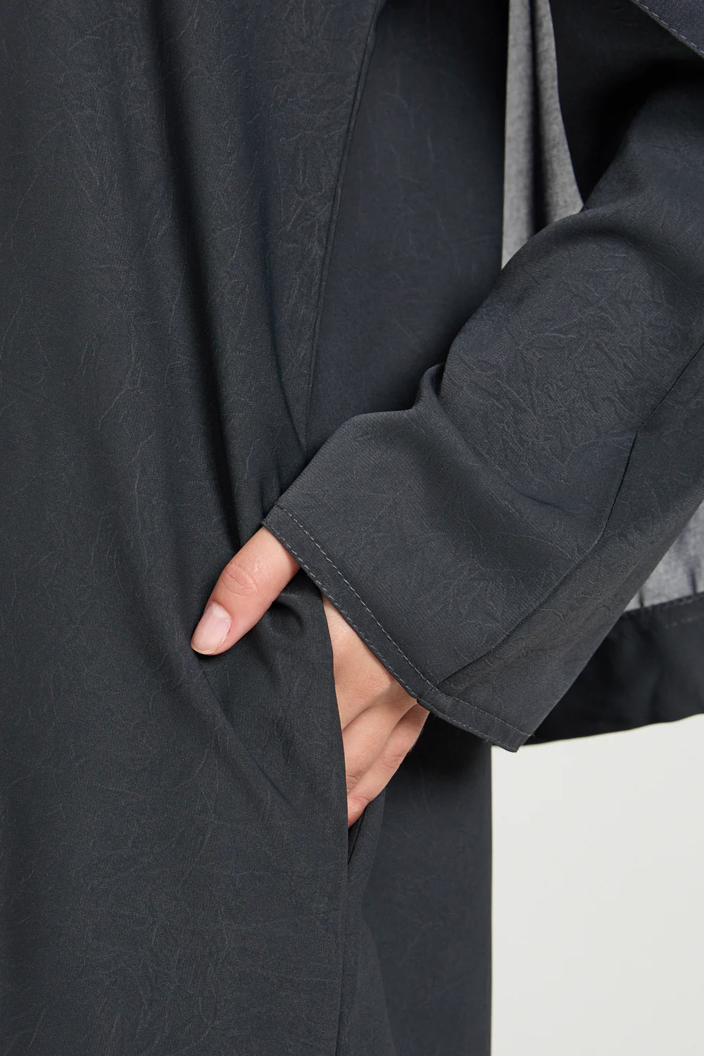 Premium Marble Crush Textured Closed Abaya With Pockets – Dark Grey - Image 4
