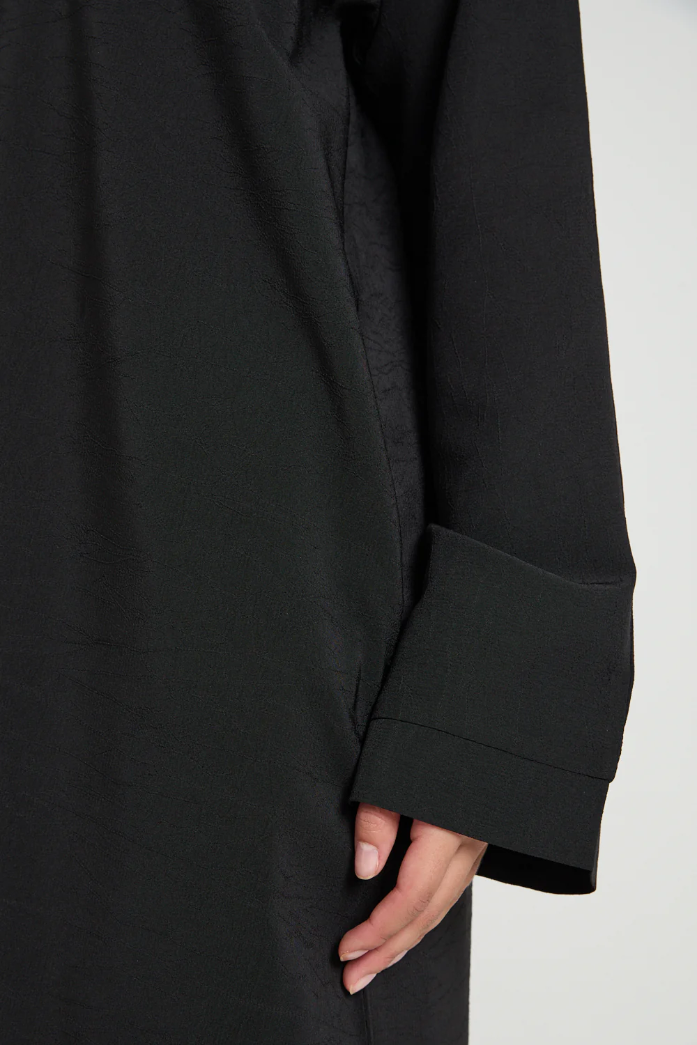 Premium Marble Crush Textured Open Abaya With Pockets – Black - Image 4