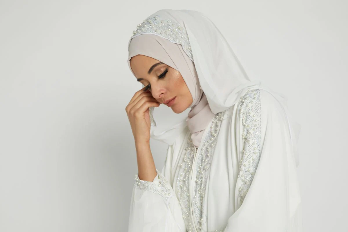 White Gemstone Farasha With Hood - Image 9
